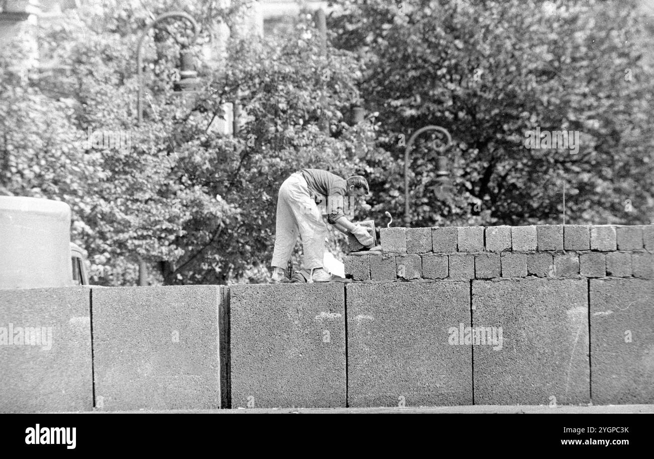 In der Nacht vom 12. Auf den 13. August 1961 erteilte Walter Ulbricht, Vorsitzender des DDR-Staatsrats, SED-Parteivorsitzender und Vorsitzender des Nationalen Verteidigungsrates der DDR, den Befehl, die Sektorgrenze in Berlin abzuschotten. Mit der Zustimmung der Sowjetunion und der Unterstützung der sowjetischen Truppen in der DDR wurde die letzte Schlupflöcher geschlossen, durch die die SED-Diktatur noch entkommen konnte. [Automatisierte Übersetzung] Stockfoto