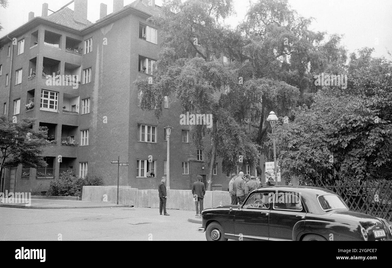 In der Nacht vom 12. Auf den 13. August 1961 erteilte Walter Ulbricht, Vorsitzender des DDR-Staatsrats, SED-Parteivorsitzender und Vorsitzender des Nationalen Verteidigungsrates der DDR, den Befehl, die Sektorgrenze in Berlin abzuschotten. Mit der Zustimmung der Sowjetunion und der Unterstützung der sowjetischen Truppen in der DDR wurde die letzte Schlupflöcher geschlossen, durch die die SED-Diktatur noch entkommen konnte. [Automatisierte Übersetzung] Stockfoto