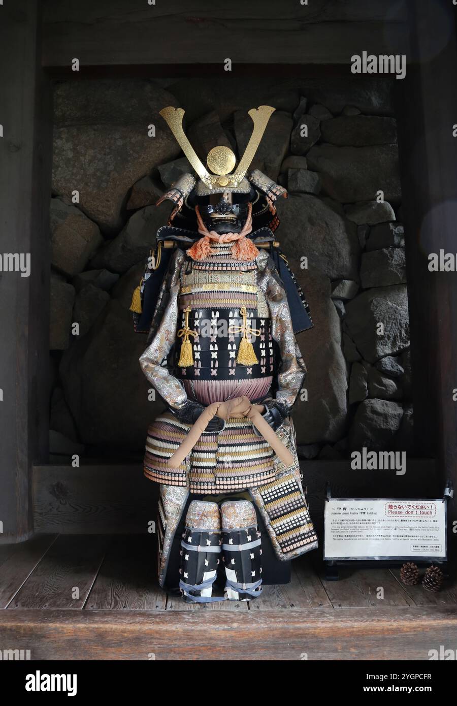 Nachbildung der japanischen Rüstung, die von Samurai-Kriegern verwendet wurde. Ausgestellt im Schloss Matsumoto Stockfoto