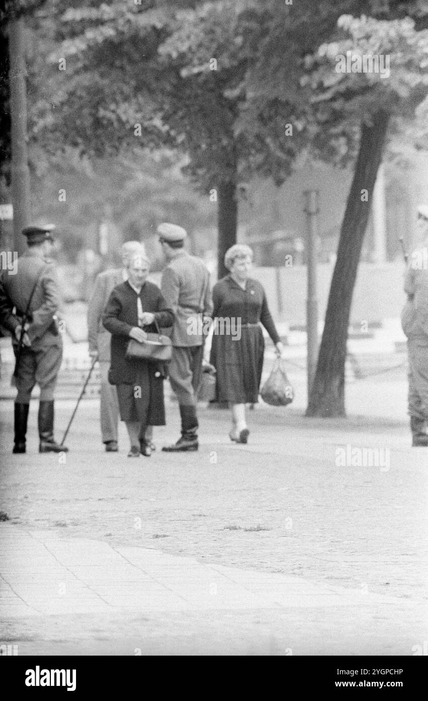 In der Nacht vom 12. Auf den 13. August 1961 erteilte Walter Ulbricht, Vorsitzender des DDR-Staatsrats, SED-Parteivorsitzender und Vorsitzender des Nationalen Verteidigungsrates der DDR, den Befehl, die Sektorgrenze in Berlin abzuschotten. Mit der Zustimmung der Sowjetunion und der Unterstützung der sowjetischen Truppen in der DDR wurde die letzte Schlupflöcher geschlossen, durch die die SED-Diktatur noch entkommen konnte. [Automatisierte Übersetzung] Stockfoto