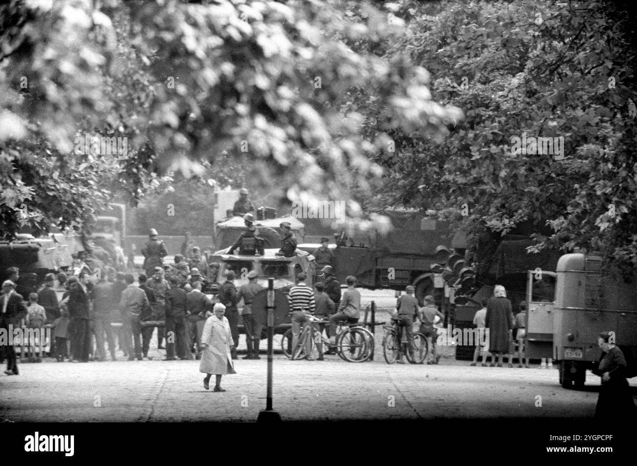 In der Nacht vom 12. Auf den 13. August 1961 erteilte Walter Ulbricht, Vorsitzender des DDR-Staatsrats, SED-Parteivorsitzender und Vorsitzender des Nationalen Verteidigungsrates der DDR, den Befehl, die Sektorgrenze in Berlin abzuschotten. Mit der Zustimmung der Sowjetunion und der Unterstützung der sowjetischen Truppen in der DDR wurde die letzte Schlupflöcher geschlossen, durch die die SED-Diktatur noch entkommen konnte. [Automatisierte Übersetzung] Stockfoto