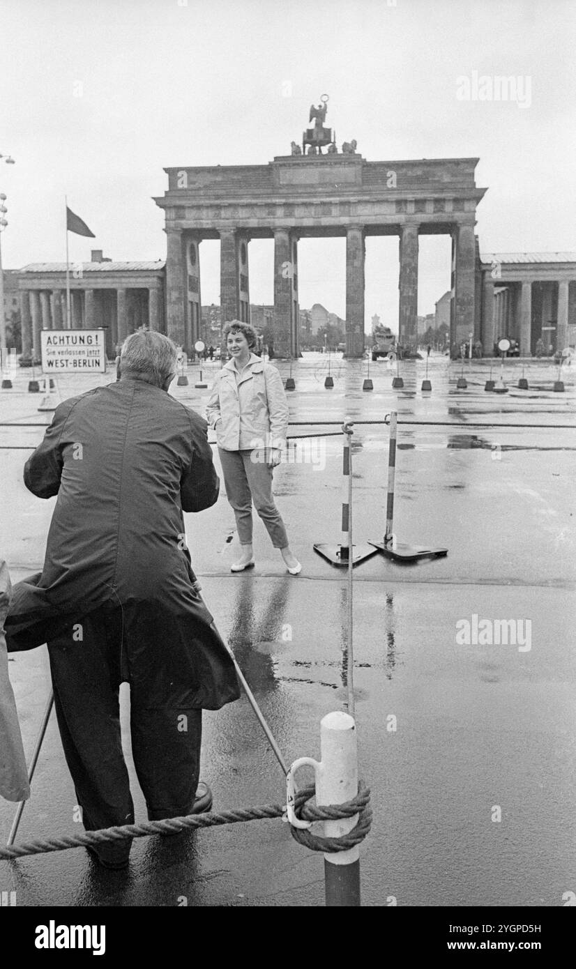 In der Nacht vom 12. Auf den 13. August 1961 erteilte Walter Ulbricht, Vorsitzender des DDR-Staatsrats, SED-Parteivorsitzender und Vorsitzender des Nationalen Verteidigungsrates der DDR, den Befehl, die Sektorgrenze in Berlin abzuschotten. Mit der Zustimmung der Sowjetunion und der Unterstützung der sowjetischen Truppen in der DDR wurde die letzte Schlupflöcher geschlossen, durch die die SED-Diktatur noch entkommen konnte. [Automatisierte Übersetzung] Stockfoto