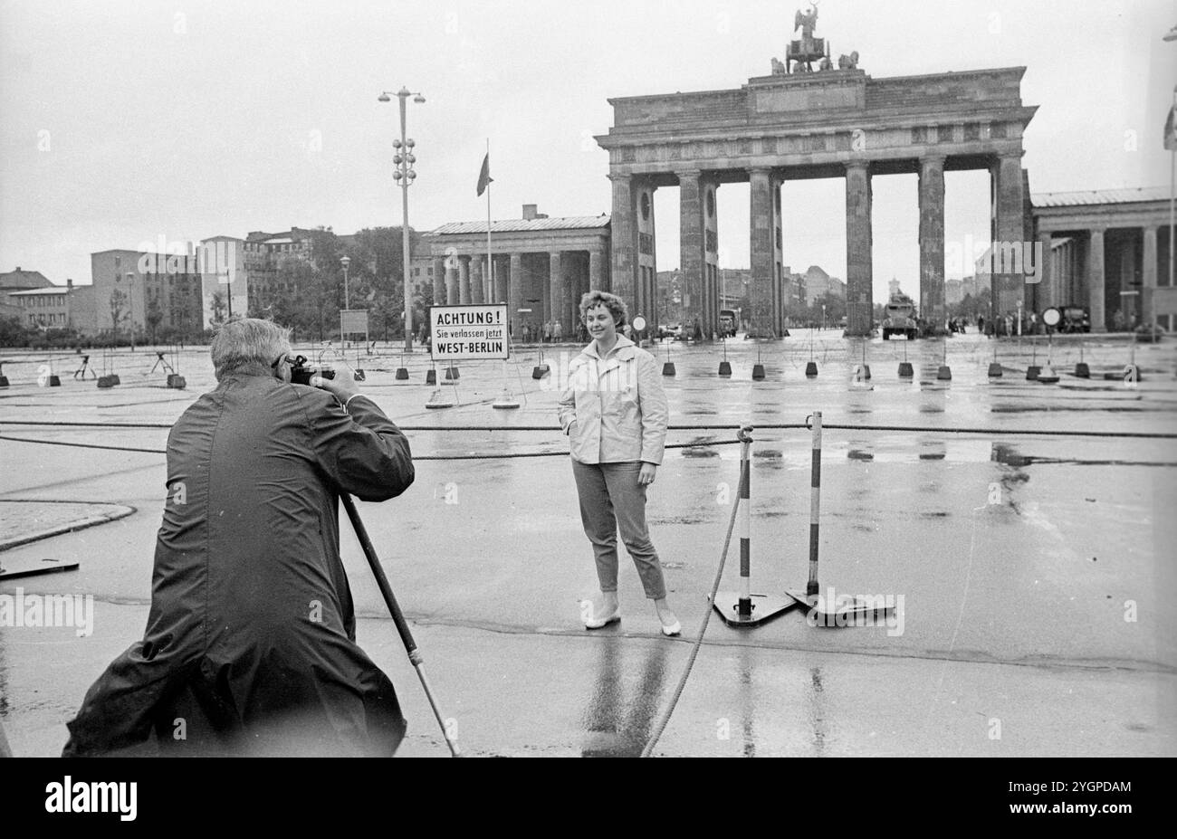 In der Nacht vom 12. Auf den 13. August 1961 erteilte Walter Ulbricht, Vorsitzender des DDR-Staatsrats, SED-Parteivorsitzender und Vorsitzender des Nationalen Verteidigungsrates der DDR, den Befehl, die Sektorgrenze in Berlin abzuschotten. Mit der Zustimmung der Sowjetunion und der Unterstützung der sowjetischen Truppen in der DDR wurde die letzte Schlupflöcher geschlossen, durch die die SED-Diktatur noch entkommen konnte. [Automatisierte Übersetzung] Stockfoto