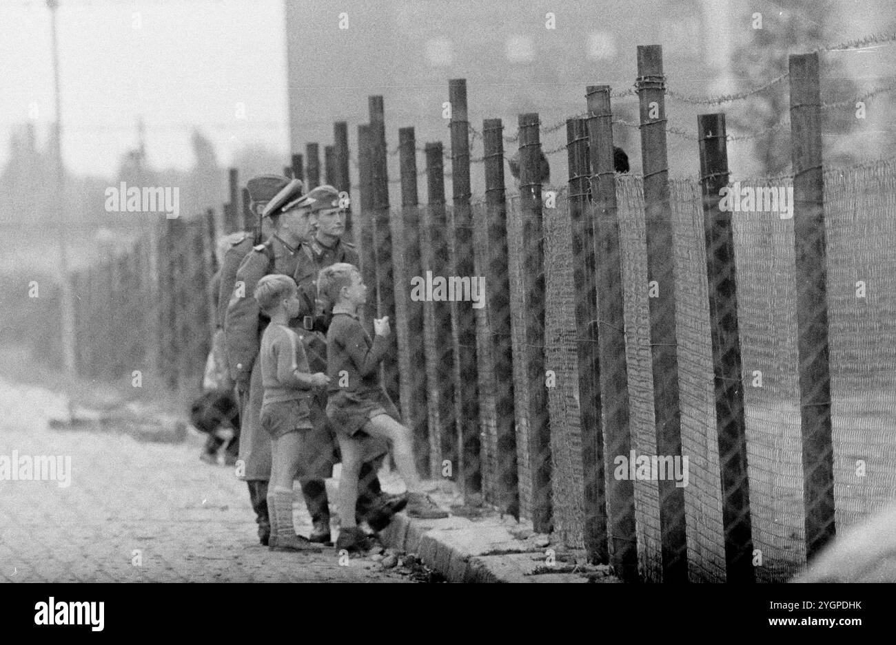 In der Nacht vom 12. Auf den 13. August 1961 erteilte Walter Ulbricht, Vorsitzender des DDR-Staatsrats, SED-Parteivorsitzender und Vorsitzender des Nationalen Verteidigungsrates der DDR, den Befehl, die Sektorgrenze in Berlin abzuschotten. Mit der Zustimmung der Sowjetunion und der Unterstützung der sowjetischen Truppen in der DDR wurde die letzte Schlupflöcher geschlossen, durch die die SED-Diktatur noch entkommen konnte. [Automatisierte Übersetzung] Stockfoto