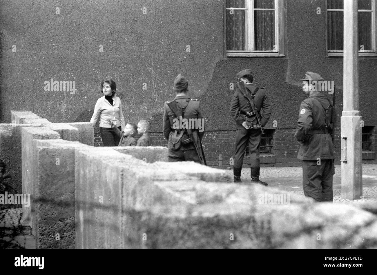 In der Nacht vom 12. Auf den 13. August 1961 erteilte Walter Ulbricht, Vorsitzender des DDR-Staatsrats, SED-Parteivorsitzender und Vorsitzender des Nationalen Verteidigungsrates der DDR, den Befehl, die Sektorgrenze in Berlin abzuschotten. Mit der Zustimmung der Sowjetunion und der Unterstützung der sowjetischen Truppen in der DDR wurde die letzte Schlupflöcher geschlossen, durch die die SED-Diktatur noch entkommen konnte. [Automatisierte Übersetzung] Stockfoto