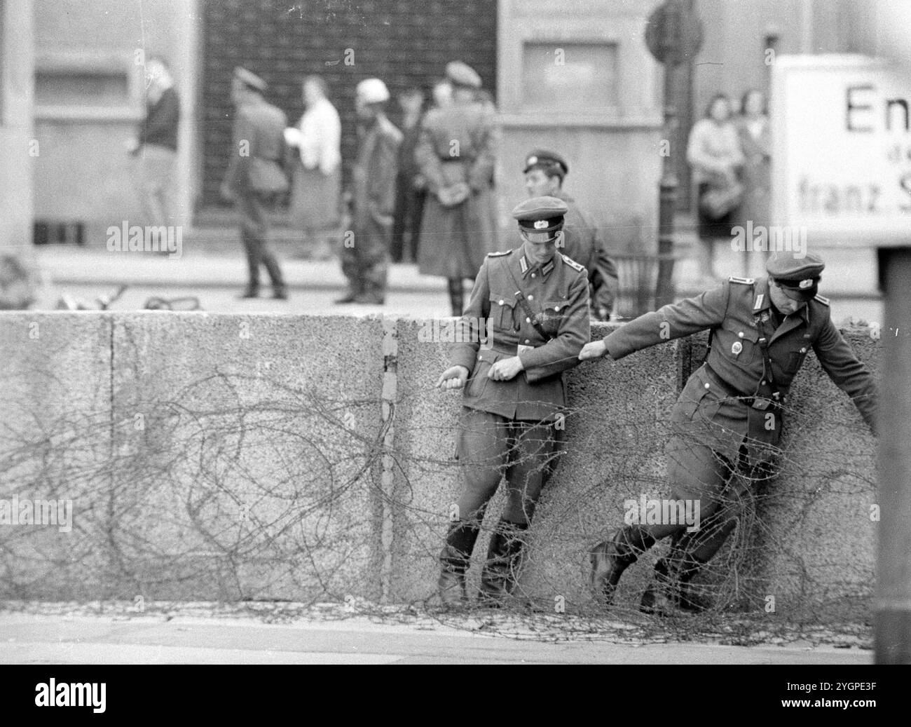 In der Nacht vom 12. Auf den 13. August 1961 erteilte Walter Ulbricht, Vorsitzender des DDR-Staatsrats, SED-Parteivorsitzender und Vorsitzender des Nationalen Verteidigungsrates der DDR, den Befehl, die Sektorgrenze in Berlin abzuschotten. Mit der Zustimmung der Sowjetunion und der Unterstützung der sowjetischen Truppen in der DDR wurde die letzte Schlupflöcher geschlossen, durch die die SED-Diktatur noch entkommen konnte. [Automatisierte Übersetzung] Stockfoto