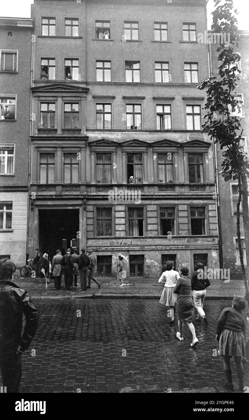 In der Nacht vom 12. Auf den 13. August 1961 erteilte Walter Ulbricht, Vorsitzender des DDR-Staatsrats, SED-Parteivorsitzender und Vorsitzender des Nationalen Verteidigungsrates der DDR, den Befehl, die Sektorgrenze in Berlin abzuschotten. Mit der Zustimmung der Sowjetunion und der Unterstützung der sowjetischen Truppen in der DDR wurde die letzte Schlupflöcher geschlossen, durch die die SED-Diktatur noch entkommen konnte. [Automatisierte Übersetzung] Stockfoto