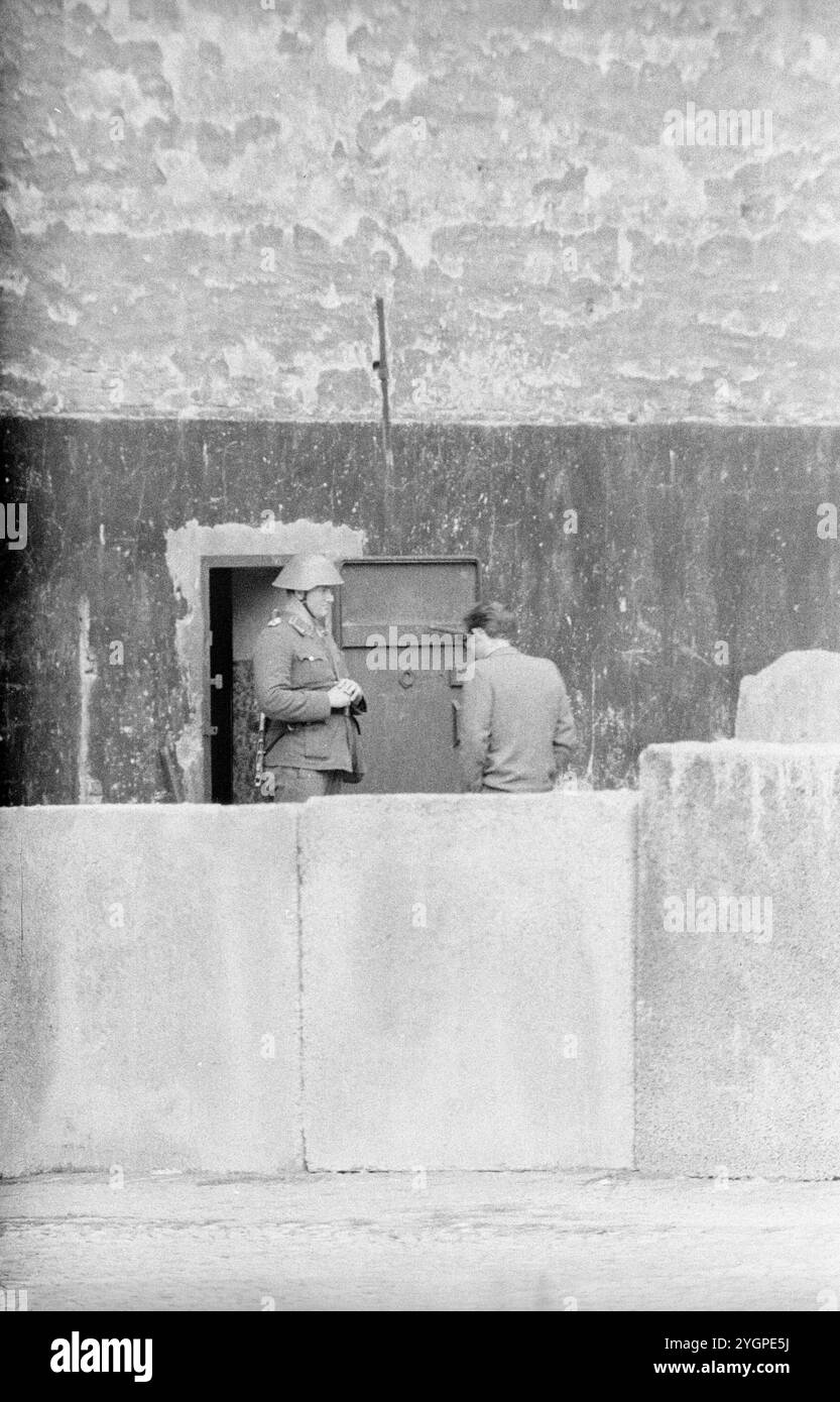 In der Nacht vom 12. Auf den 13. August 1961 erteilte Walter Ulbricht, Vorsitzender des DDR-Staatsrats, SED-Parteivorsitzender und Vorsitzender des Nationalen Verteidigungsrates der DDR, den Befehl, die Sektorgrenze in Berlin abzuschotten. Mit der Zustimmung der Sowjetunion und der Unterstützung der sowjetischen Truppen in der DDR wurde die letzte Schlupflöcher geschlossen, durch die die SED-Diktatur noch entkommen konnte. [Automatisierte Übersetzung] Stockfoto