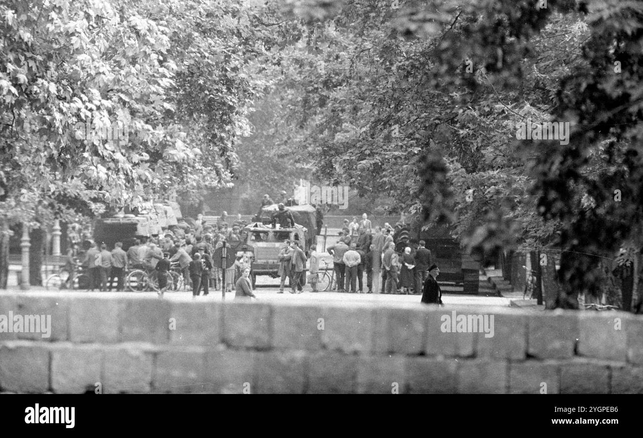 In der Nacht vom 12. Auf den 13. August 1961 erteilte Walter Ulbricht, Vorsitzender des DDR-Staatsrats, SED-Parteivorsitzender und Vorsitzender des Nationalen Verteidigungsrates der DDR, den Befehl, die Sektorgrenze in Berlin abzuschotten. Mit der Zustimmung der Sowjetunion und der Unterstützung der sowjetischen Truppen in der DDR wurde die letzte Schlupflöcher geschlossen, durch die die SED-Diktatur noch entkommen konnte. [Automatisierte Übersetzung] Stockfoto