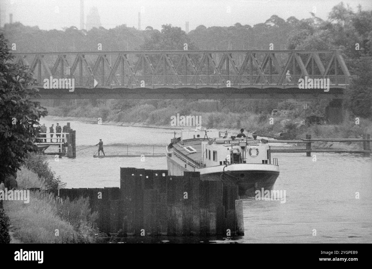 In der Nacht vom 12. Auf den 13. August 1961 erteilte Walter Ulbricht, Vorsitzender des DDR-Staatsrats, SED-Parteivorsitzender und Vorsitzender des Nationalen Verteidigungsrates der DDR, den Befehl, die Sektorgrenze in Berlin abzuschotten. Mit der Zustimmung der Sowjetunion und der Unterstützung der sowjetischen Truppen in der DDR wurde die letzte Schlupflöcher geschlossen, durch die die SED-Diktatur noch entkommen konnte. [Automatisierte Übersetzung] Stockfoto