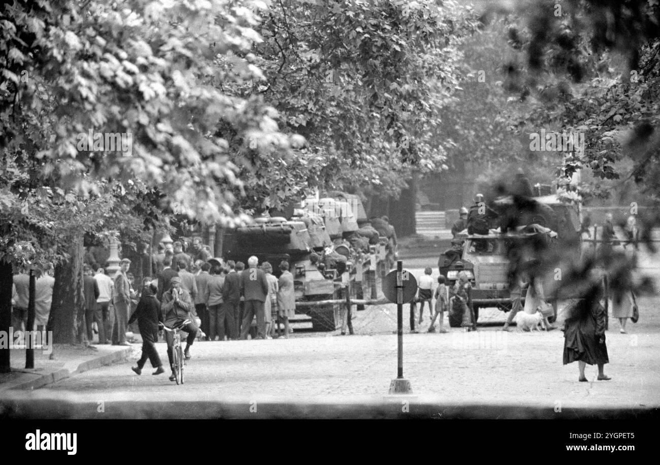 In der Nacht vom 12. Auf den 13. August 1961 erteilte Walter Ulbricht, Vorsitzender des DDR-Staatsrats, SED-Parteivorsitzender und Vorsitzender des Nationalen Verteidigungsrates der DDR, den Befehl, die Sektorgrenze in Berlin abzuschotten. Mit der Zustimmung der Sowjetunion und der Unterstützung der sowjetischen Truppen in der DDR wurde die letzte Schlupflöcher geschlossen, durch die die SED-Diktatur noch entkommen konnte. [Automatisierte Übersetzung] Stockfoto