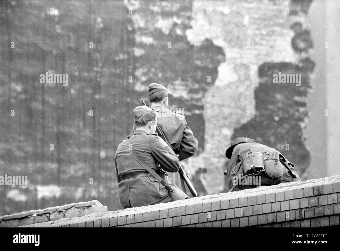 In der Nacht vom 12. Auf den 13. August 1961 erteilte Walter Ulbricht, Vorsitzender des DDR-Staatsrats, SED-Parteivorsitzender und Vorsitzender des Nationalen Verteidigungsrates der DDR, den Befehl, die Sektorgrenze in Berlin abzuschotten. Mit der Zustimmung der Sowjetunion und der Unterstützung der sowjetischen Truppen in der DDR wurde die letzte Schlupflöcher geschlossen, durch die die SED-Diktatur noch entkommen konnte. [Automatisierte Übersetzung] Stockfoto