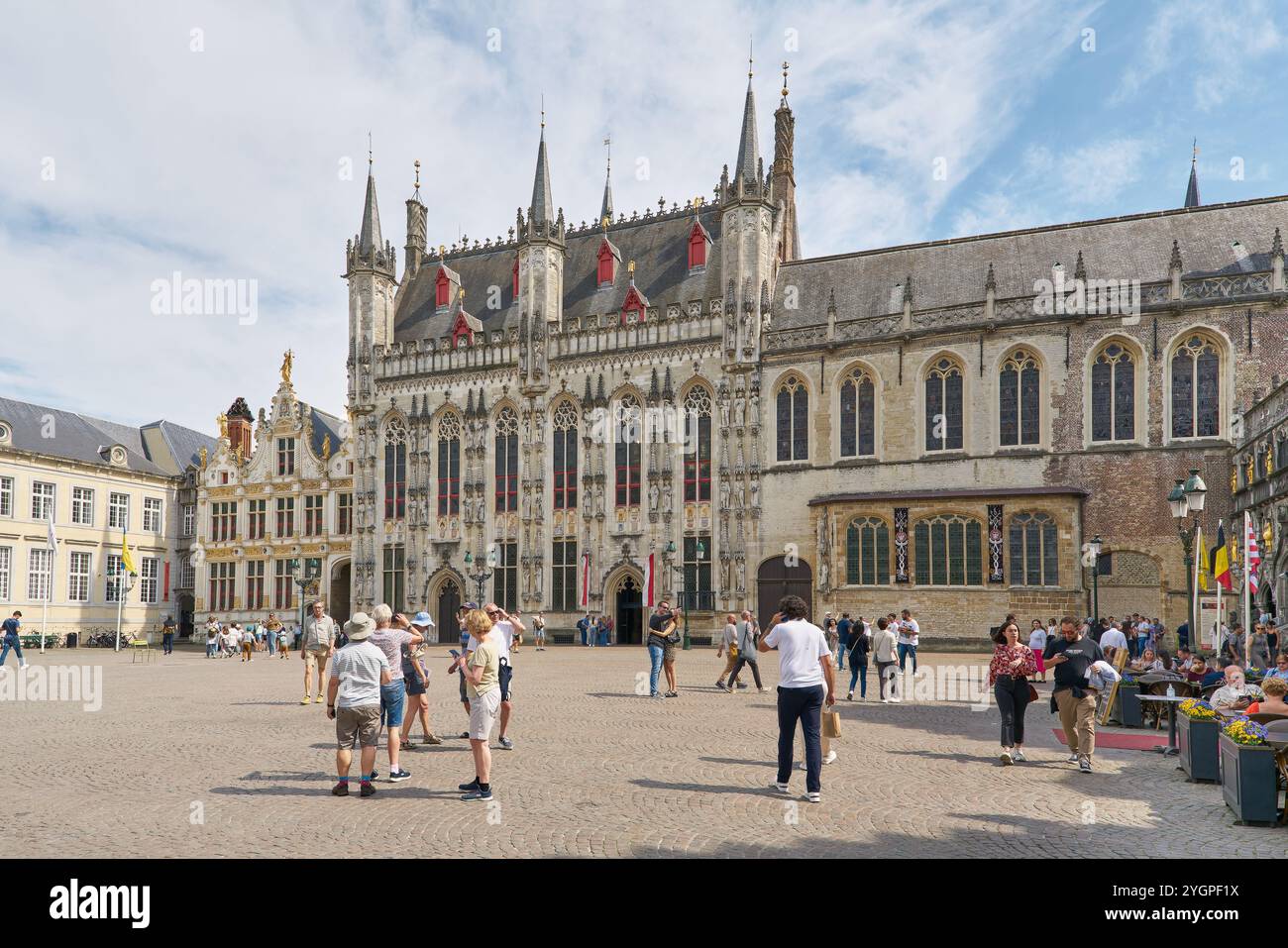 Touristen vor dem historischen Rathaus Stadhuis von 1376 in der Altstadt von Brügge in Belgien Stockfoto