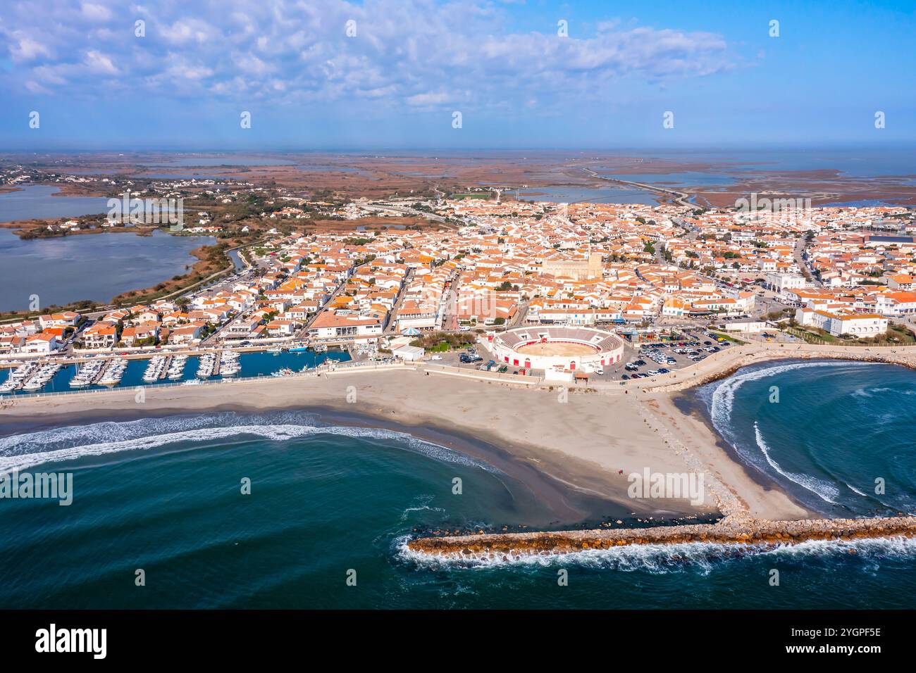 Luftaufnahme der Stadt Saintes Maries de la Mer, in den Bouches du Rhône, in der Provence, Frankreich Stockfoto