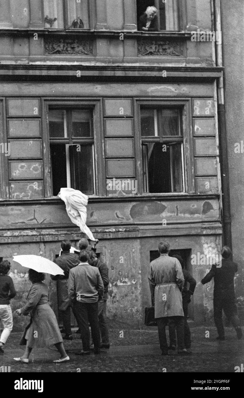 In der Nacht vom 12. Auf den 13. August 1961 erteilte Walter Ulbricht, Vorsitzender des DDR-Staatsrats, SED-Parteivorsitzender und Vorsitzender des Nationalen Verteidigungsrates der DDR, den Befehl, die Sektorgrenze in Berlin abzuschotten. Mit der Zustimmung der Sowjetunion und der Unterstützung der sowjetischen Truppen in der DDR wurde die letzte Schlupflöcher geschlossen, durch die die SED-Diktatur noch entkommen konnte. [Automatisierte Übersetzung] Stockfoto
