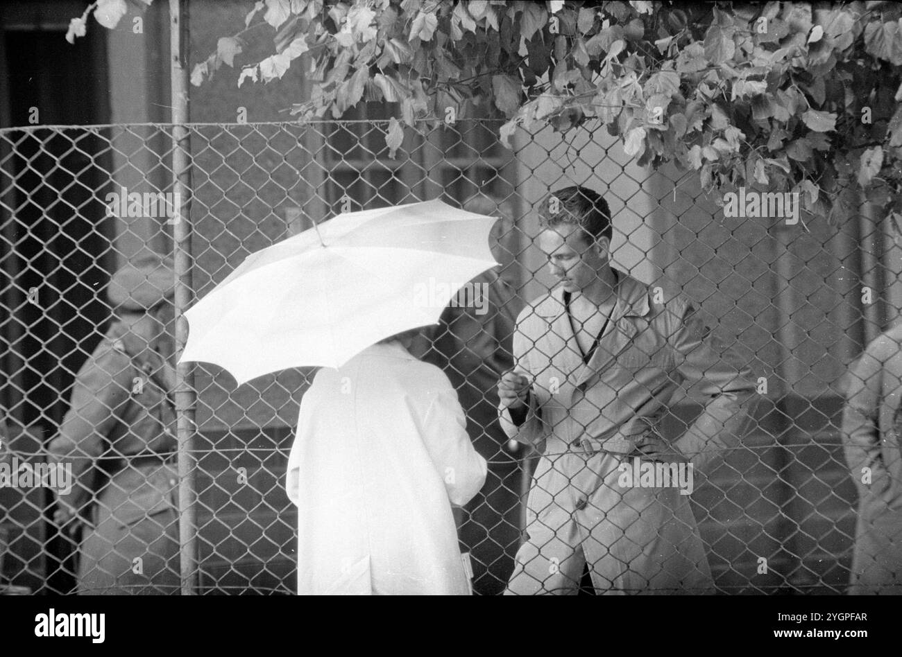 In der Nacht vom 12. Auf den 13. August 1961 erteilte Walter Ulbricht, Vorsitzender des DDR-Staatsrats, SED-Parteivorsitzender und Vorsitzender des Nationalen Verteidigungsrates der DDR, den Befehl, die Sektorgrenze in Berlin abzuschotten. Mit der Zustimmung der Sowjetunion und der Unterstützung der sowjetischen Truppen in der DDR wurde die letzte Schlupflöcher geschlossen, durch die die SED-Diktatur noch entkommen konnte. [Automatisierte Übersetzung] Stockfoto