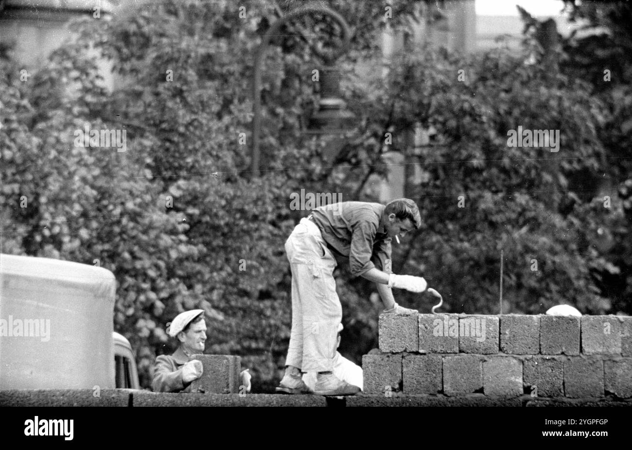 In der Nacht vom 12. Auf den 13. August 1961 erteilte Walter Ulbricht, Vorsitzender des DDR-Staatsrats, SED-Parteivorsitzender und Vorsitzender des Nationalen Verteidigungsrates der DDR, den Befehl, die Sektorgrenze in Berlin abzuschotten. Mit der Zustimmung der Sowjetunion und der Unterstützung der sowjetischen Truppen in der DDR wurde die letzte Schlupflöcher geschlossen, durch die die SED-Diktatur noch entkommen konnte. [Automatisierte Übersetzung] Stockfoto