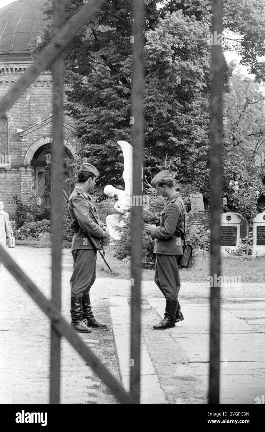 In der Nacht vom 12. Auf den 13. August 1961 erteilte Walter Ulbricht, Vorsitzender des DDR-Staatsrats, SED-Parteivorsitzender und Vorsitzender des Nationalen Verteidigungsrates der DDR, den Befehl, die Sektorgrenze in Berlin abzuschotten. Mit der Zustimmung der Sowjetunion und der Unterstützung der sowjetischen Truppen in der DDR wurde die letzte Schlupflöcher geschlossen, durch die die SED-Diktatur noch entkommen konnte. [Automatisierte Übersetzung] Stockfoto