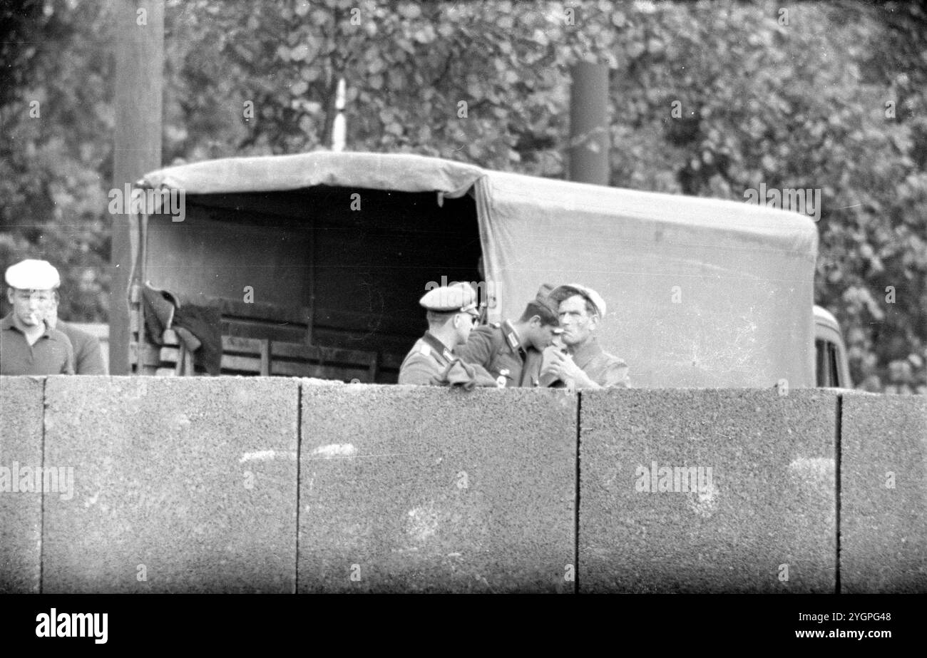 In der Nacht vom 12. Auf den 13. August 1961 erteilte Walter Ulbricht, Vorsitzender des DDR-Staatsrats, SED-Parteivorsitzender und Vorsitzender des Nationalen Verteidigungsrates der DDR, den Befehl, die Sektorgrenze in Berlin abzuschotten. Mit der Zustimmung der Sowjetunion und der Unterstützung der sowjetischen Truppen in der DDR wurde die letzte Schlupflöcher geschlossen, durch die die SED-Diktatur noch entkommen konnte. [Automatisierte Übersetzung] Stockfoto