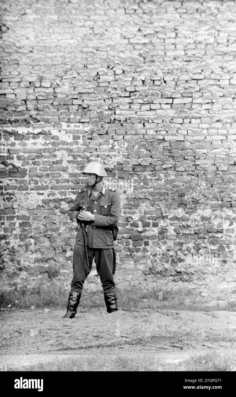 In der Nacht vom 12. Auf den 13. August 1961 erteilte Walter Ulbricht, Vorsitzender des DDR-Staatsrats, SED-Parteivorsitzender und Vorsitzender des Nationalen Verteidigungsrates der DDR, den Befehl, die Sektorgrenze in Berlin abzuschotten. Mit der Zustimmung der Sowjetunion und der Unterstützung der sowjetischen Truppen in der DDR wurde die letzte Schlupflöcher geschlossen, durch die die SED-Diktatur noch entkommen konnte. [Automatisierte Übersetzung] Stockfoto