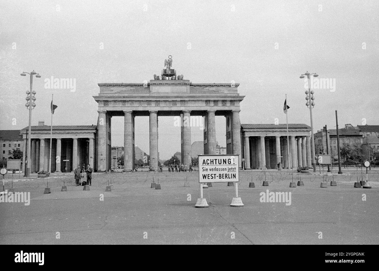 In der Nacht vom 12. Auf den 13. August 1961 erteilte Walter Ulbricht, Vorsitzender des DDR-Staatsrats, SED-Parteivorsitzender und Vorsitzender des Nationalen Verteidigungsrates der DDR, den Befehl, die Sektorgrenze in Berlin abzuschotten. Mit der Zustimmung der Sowjetunion und der Unterstützung der sowjetischen Truppen in der DDR wurde die letzte Schlupflöcher geschlossen, durch die die SED-Diktatur noch entkommen konnte. [Automatisierte Übersetzung] Stockfoto