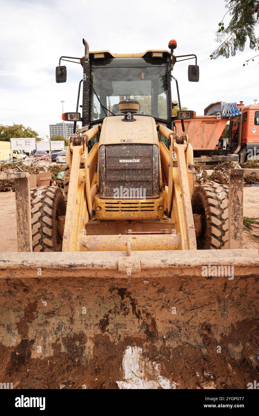 Massanassa, Valencia, Spanien - 8. November 2024. Das Logistik- und Vertriebszentrum für Lebensmittel und Waren von Massanassa befindet sich im IKEA-Gebäude. Es ist ein riesiger Bereich in den IKEA-Parkplätzen, wo Freiwillige Wasser, Lebensmittel und alle Arten von Waren, einschließlich Kleidung, organisieren. In diesem Gebiet haben Spezialkorps der Kanarischen Inseln ihr Einsatzzentrum: Feuerwehrleute und SUC (Servicio Urgencias Canarias). Schwere Maschinen stehen hier und werden gewartet. Jeden Tag versammeln sich alle Arbeiter zu einer Schweigeminute für die Toten. Quelle: Roberto Arosio/Alamy Live News. Stockfoto
