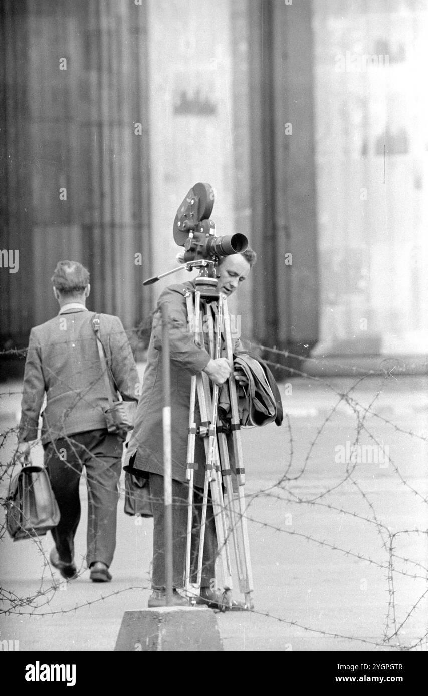 In der Nacht vom 12. Auf den 13. August 1961 erteilte Walter Ulbricht, Vorsitzender des DDR-Staatsrats, SED-Parteivorsitzender und Vorsitzender des Nationalen Verteidigungsrates der DDR, den Befehl, die Sektorgrenze in Berlin abzuschotten. Mit der Zustimmung der Sowjetunion und der Unterstützung der sowjetischen Truppen in der DDR wurde die letzte Schlupflöcher geschlossen, durch die die SED-Diktatur noch entkommen konnte. [Automatisierte Übersetzung] Stockfoto