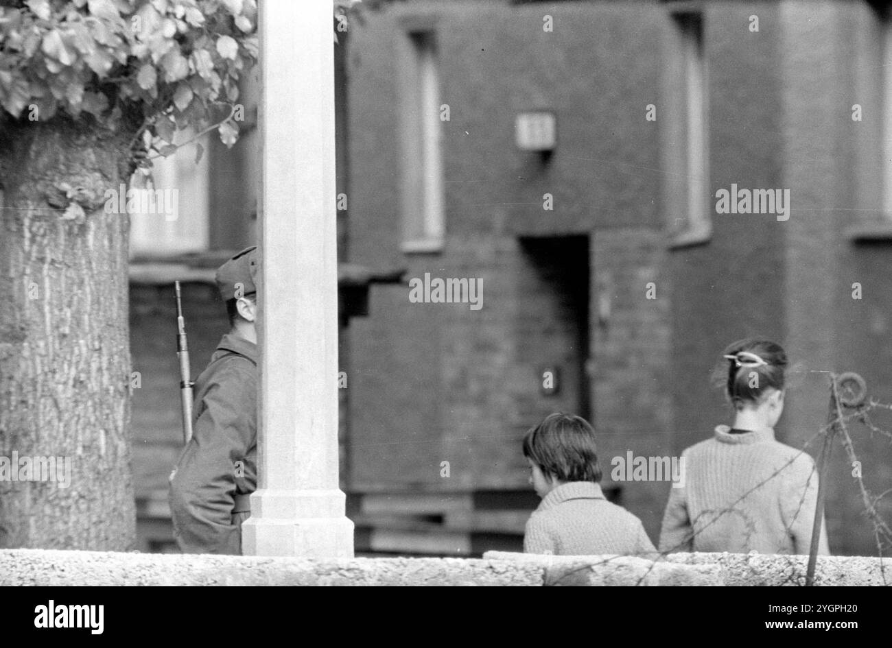 In der Nacht vom 12. Auf den 13. August 1961 erteilte Walter Ulbricht, Vorsitzender des DDR-Staatsrats, SED-Parteivorsitzender und Vorsitzender des Nationalen Verteidigungsrates der DDR, den Befehl, die Sektorgrenze in Berlin abzuschotten. Mit der Zustimmung der Sowjetunion und der Unterstützung der sowjetischen Truppen in der DDR wurde die letzte Schlupflöcher geschlossen, durch die die SED-Diktatur noch entkommen konnte. [Automatisierte Übersetzung] Stockfoto