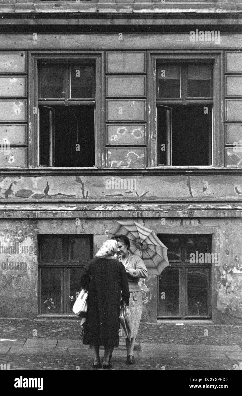 In der Nacht vom 12. Auf den 13. August 1961 erteilte Walter Ulbricht, Vorsitzender des DDR-Staatsrats, SED-Parteivorsitzender und Vorsitzender des Nationalen Verteidigungsrates der DDR, den Befehl, die Sektorgrenze in Berlin abzuschotten. Mit der Zustimmung der Sowjetunion und der Unterstützung der sowjetischen Truppen in der DDR wurde die letzte Schlupflöcher geschlossen, durch die die SED-Diktatur noch entkommen konnte. [Automatisierte Übersetzung] Stockfoto