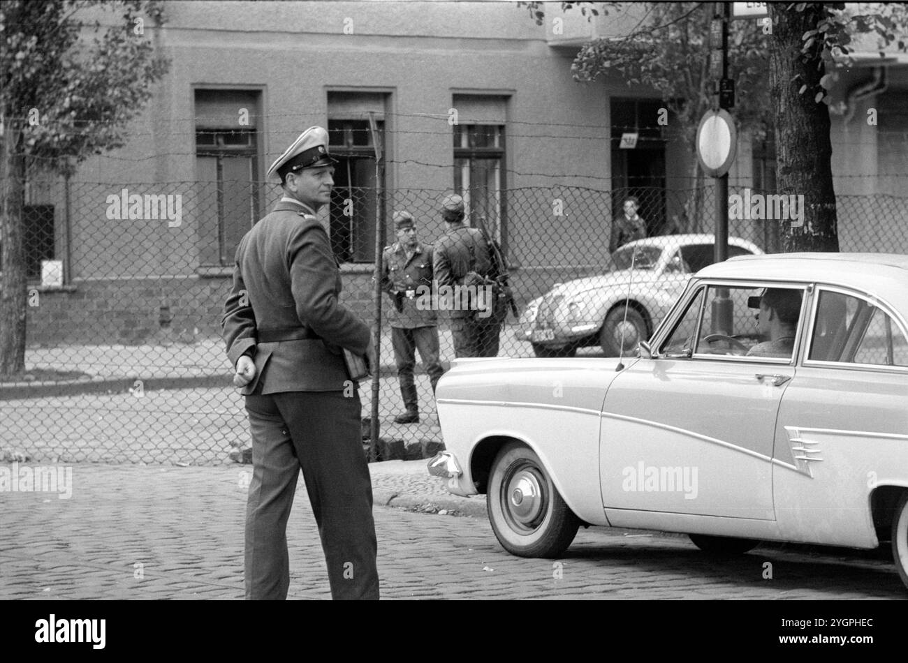 In der Nacht vom 12. Auf den 13. August 1961 erteilte Walter Ulbricht, Vorsitzender des DDR-Staatsrats, SED-Parteivorsitzender und Vorsitzender des Nationalen Verteidigungsrates der DDR, den Befehl, die Sektorgrenze in Berlin abzuschotten. Mit der Zustimmung der Sowjetunion und der Unterstützung der sowjetischen Truppen in der DDR wurde die letzte Schlupflöcher geschlossen, durch die die SED-Diktatur noch entkommen konnte. [Automatisierte Übersetzung] Stockfoto