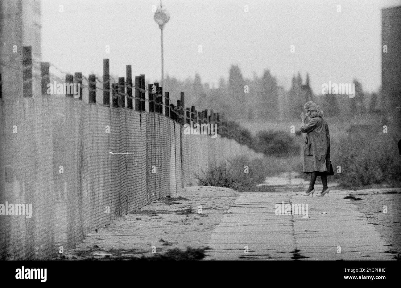 In der Nacht vom 12. Auf den 13. August 1961 erteilte Walter Ulbricht, Vorsitzender des DDR-Staatsrats, SED-Parteivorsitzender und Vorsitzender des Nationalen Verteidigungsrates der DDR, den Befehl, die Sektorgrenze in Berlin abzuschotten. Mit der Zustimmung der Sowjetunion und der Unterstützung der sowjetischen Truppen in der DDR wurde die letzte Schlupflöcher geschlossen, durch die die SED-Diktatur noch entkommen konnte. [Automatisierte Übersetzung] Stockfoto