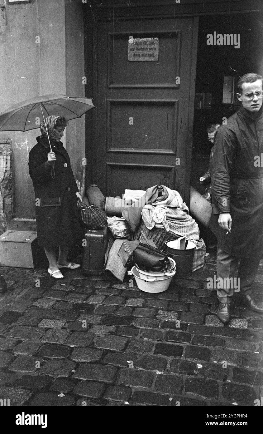 In der Nacht vom 12. Auf den 13. August 1961 erteilte Walter Ulbricht, Vorsitzender des DDR-Staatsrats, SED-Parteivorsitzender und Vorsitzender des Nationalen Verteidigungsrates der DDR, den Befehl, die Sektorgrenze in Berlin abzuschotten. Mit der Zustimmung der Sowjetunion und der Unterstützung der sowjetischen Truppen in der DDR wurde die letzte Schlupflöcher geschlossen, durch die die SED-Diktatur noch entkommen konnte. [Automatisierte Übersetzung] Stockfoto