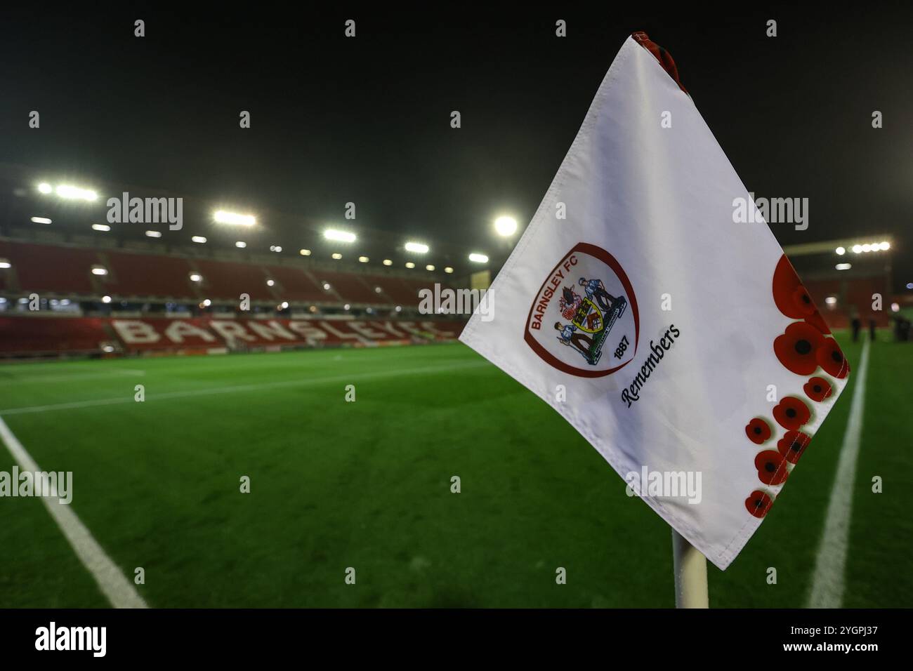 Barnsley, Großbritannien. November 2024. Die Barnsley Remembrance Day Eckflagge während des Sky Bet League 1 Spiels Barnsley vs Rotherham United in Oakwell, Barnsley, Vereinigtes Königreich, 8. November 2024 (Foto: Alfie Cosgrove/News Images) in Barnsley, Vereinigtes Königreich am 11.8.2024. (Foto: Alfie Cosgrove/News Images/SIPA USA) Credit: SIPA USA/Alamy Live News Stockfoto