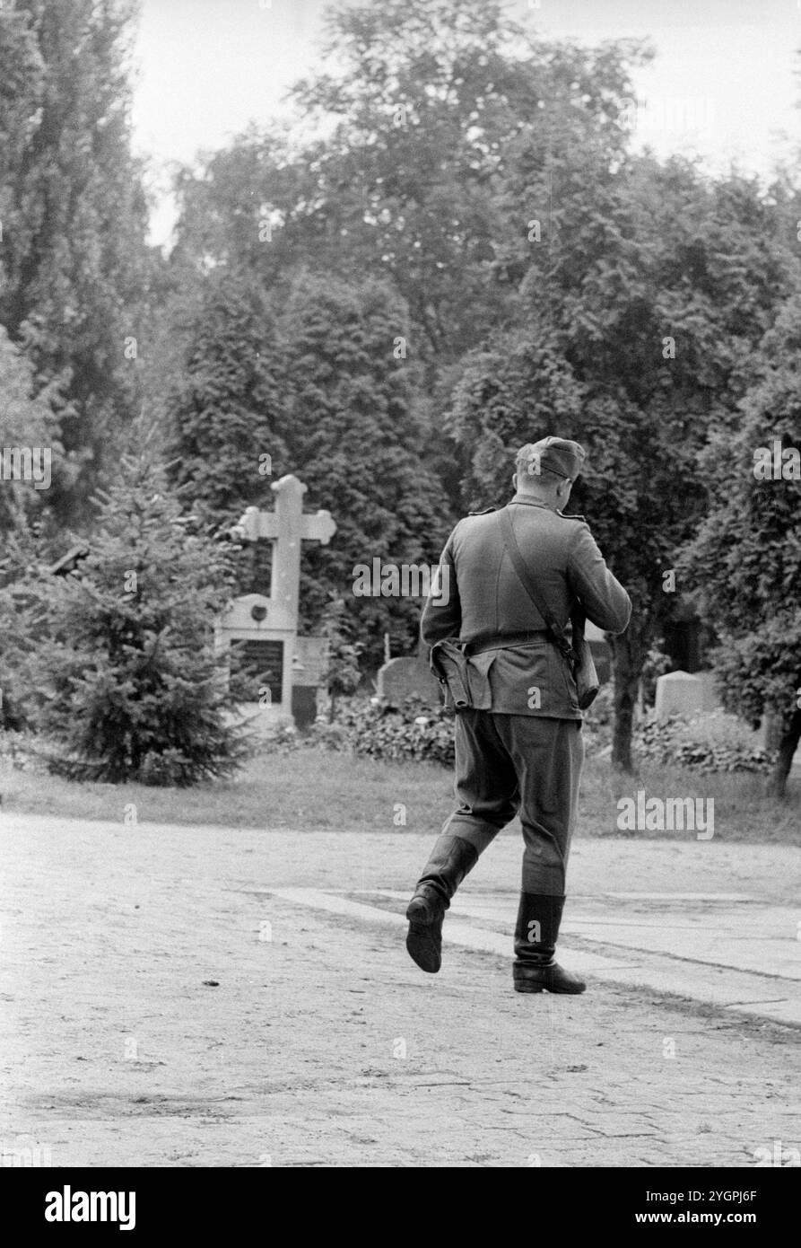 In der Nacht vom 12. Auf den 13. August 1961 erteilte Walter Ulbricht, Vorsitzender des DDR-Staatsrats, SED-Parteivorsitzender und Vorsitzender des Nationalen Verteidigungsrates der DDR, den Befehl, die Sektorgrenze in Berlin abzuschotten. Mit der Zustimmung der Sowjetunion und der Unterstützung der sowjetischen Truppen in der DDR wurde die letzte Schlupflöcher geschlossen, durch die die SED-Diktatur noch entkommen konnte. [Automatisierte Übersetzung] Stockfoto
