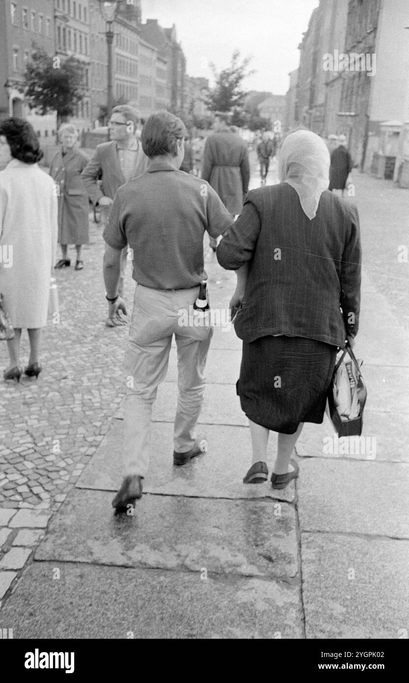 In der Nacht vom 12. Auf den 13. August 1961 erteilte Walter Ulbricht, Vorsitzender des DDR-Staatsrats, SED-Parteivorsitzender und Vorsitzender des Nationalen Verteidigungsrates der DDR, den Befehl, die Sektorgrenze in Berlin abzuschotten. Mit der Zustimmung der Sowjetunion und der Unterstützung der sowjetischen Truppen in der DDR wurde die letzte Schlupflöcher geschlossen, durch die die SED-Diktatur noch entkommen konnte. [Automatisierte Übersetzung] Stockfoto