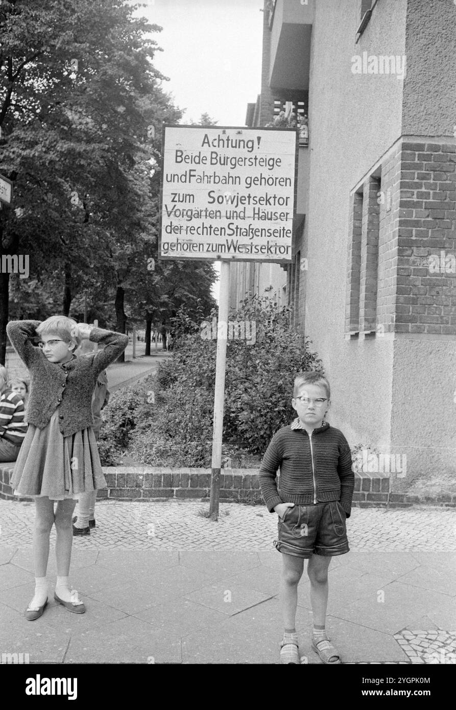In der Nacht vom 12. Auf den 13. August 1961 erteilte Walter Ulbricht, Vorsitzender des DDR-Staatsrats, SED-Parteivorsitzender und Vorsitzender des Nationalen Verteidigungsrates der DDR, den Befehl, die Sektorgrenze in Berlin abzuschotten. Mit der Zustimmung der Sowjetunion und der Unterstützung der sowjetischen Truppen in der DDR wurde die letzte Schlupflöcher geschlossen, durch die die SED-Diktatur noch entkommen konnte. [Automatisierte Übersetzung] Stockfoto