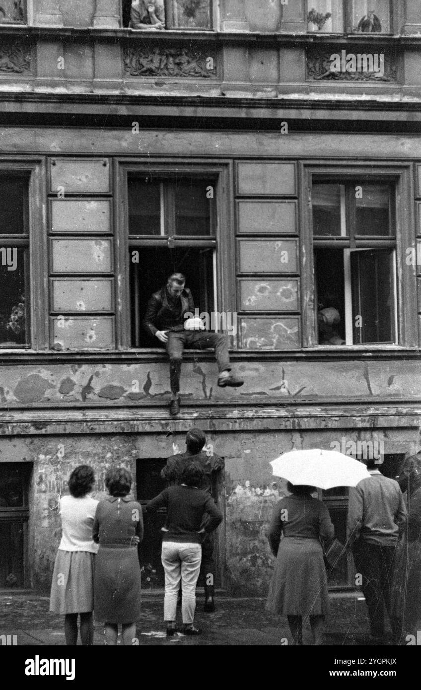 In der Nacht vom 12. Auf den 13. August 1961 erteilte Walter Ulbricht, Vorsitzender des DDR-Staatsrats, SED-Parteivorsitzender und Vorsitzender des Nationalen Verteidigungsrates der DDR, den Befehl, die Sektorgrenze in Berlin abzuschotten. Mit der Zustimmung der Sowjetunion und der Unterstützung der sowjetischen Truppen in der DDR wurde die letzte Schlupflöcher geschlossen, durch die die SED-Diktatur noch entkommen konnte. [Automatisierte Übersetzung] Stockfoto