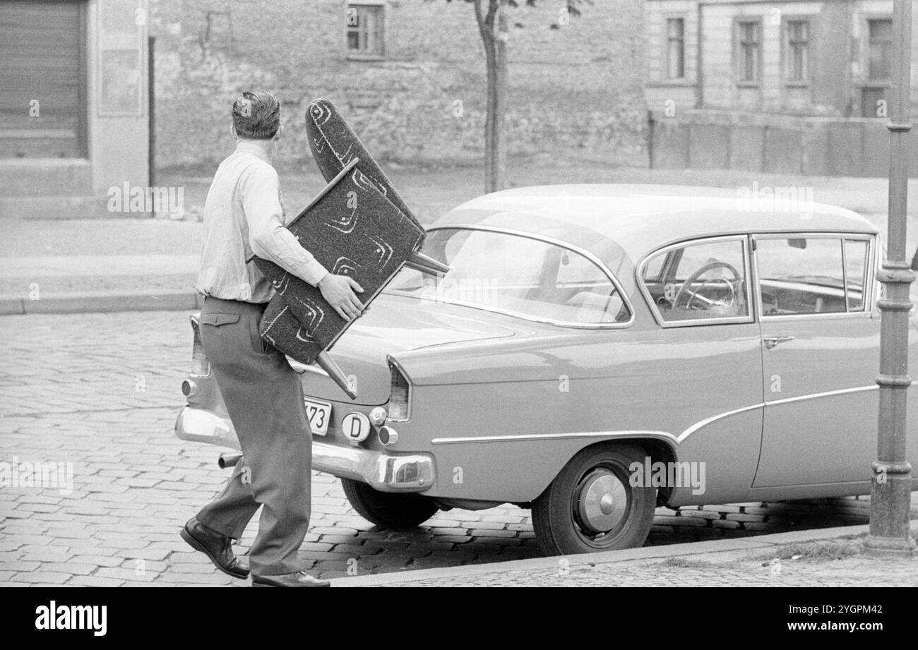 In der Nacht vom 12. Auf den 13. August 1961 erteilte Walter Ulbricht, Vorsitzender des DDR-Staatsrats, SED-Parteivorsitzender und Vorsitzender des Nationalen Verteidigungsrates der DDR, den Befehl, die Sektorgrenze in Berlin abzuschotten. Mit der Zustimmung der Sowjetunion und der Unterstützung der sowjetischen Truppen in der DDR wurde die letzte Schlupflöcher geschlossen, durch die die SED-Diktatur noch entkommen konnte. [Automatisierte Übersetzung] Stockfoto