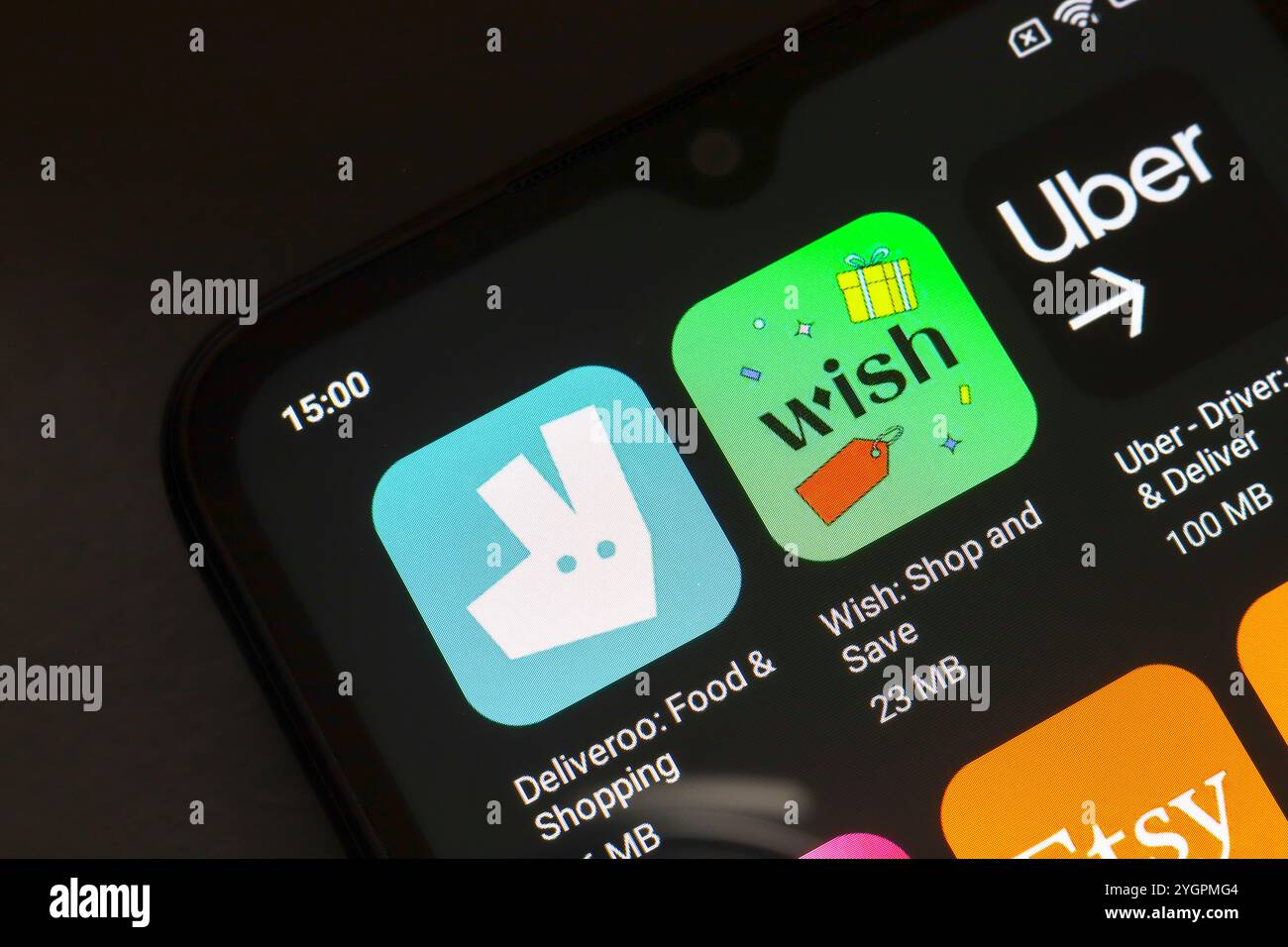 November 2024, Brasilien. In dieser Fotoabbildung wird das Deliveroo-, Wish- und Uber-App-Logo auf einem Smartphone-Bildschirm angezeigt. Stockfoto