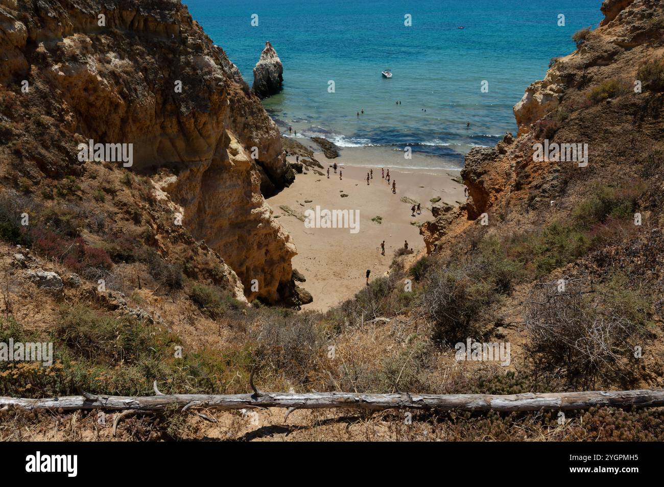 Versteckte Strandoase umgeben von zerklüfteten Klippen in Lagos, wo Sonnenanbeter ein abgeschiedenes Paradies genießen Stockfoto