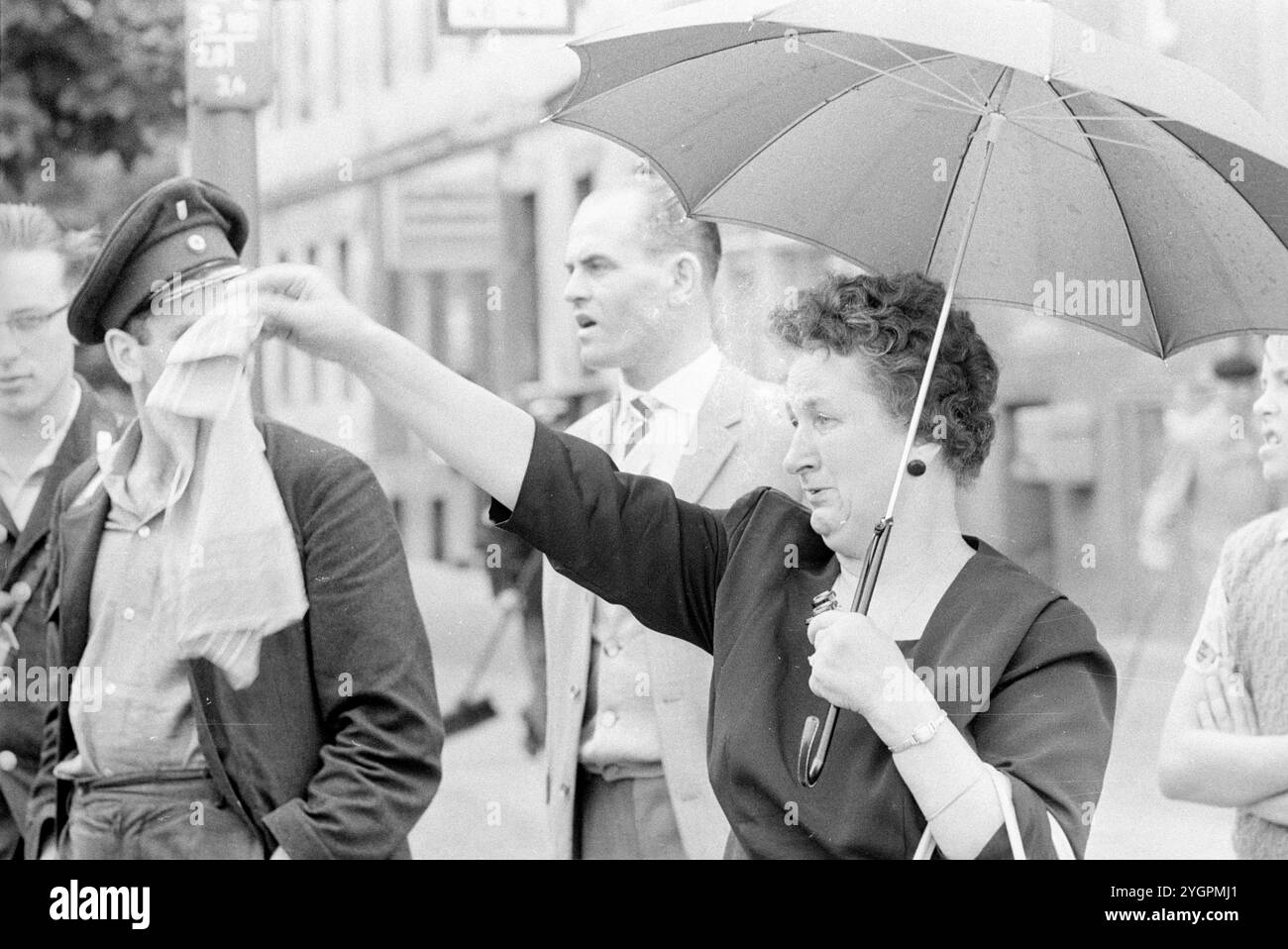 In der Nacht vom 12. Auf den 13. August 1961 erteilte Walter Ulbricht, Vorsitzender des DDR-Staatsrats, SED-Parteivorsitzender und Vorsitzender des Nationalen Verteidigungsrates der DDR, den Befehl, die Sektorgrenze in Berlin abzuschotten. Mit der Zustimmung der Sowjetunion und der Unterstützung der sowjetischen Truppen in der DDR wurde die letzte Schlupflöcher geschlossen, durch die die SED-Diktatur noch entkommen konnte. [Automatisierte Übersetzung] Stockfoto