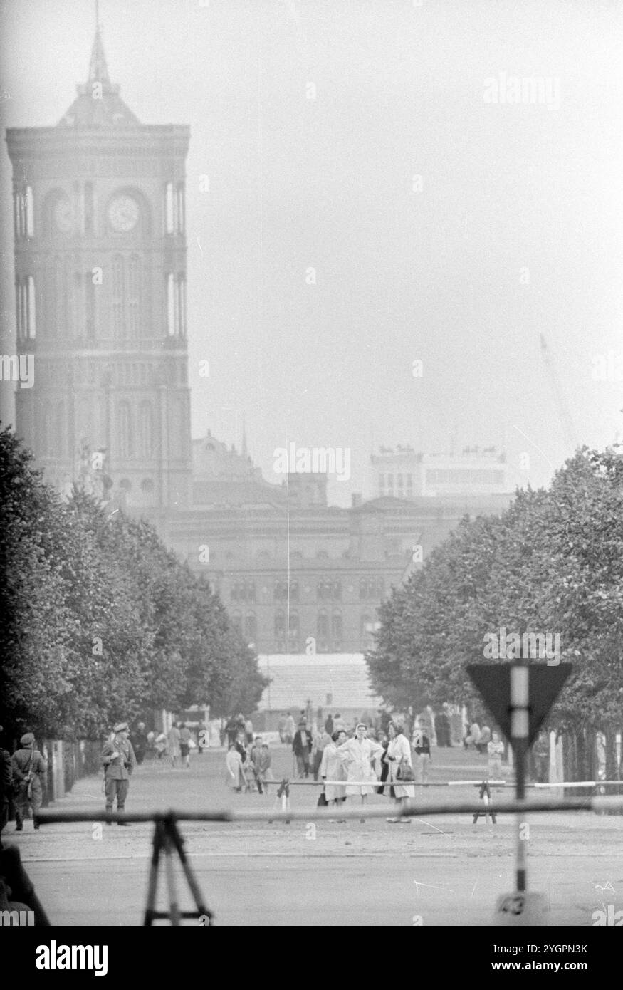 In der Nacht vom 12. Auf den 13. August 1961 erteilte Walter Ulbricht, Vorsitzender des DDR-Staatsrats, SED-Parteivorsitzender und Vorsitzender des Nationalen Verteidigungsrates der DDR, den Befehl, die Sektorgrenze in Berlin abzuschotten. Mit der Zustimmung der Sowjetunion und der Unterstützung der sowjetischen Truppen in der DDR wurde die letzte Schlupflöcher geschlossen, durch die die SED-Diktatur noch entkommen konnte. [Automatisierte Übersetzung] Stockfoto