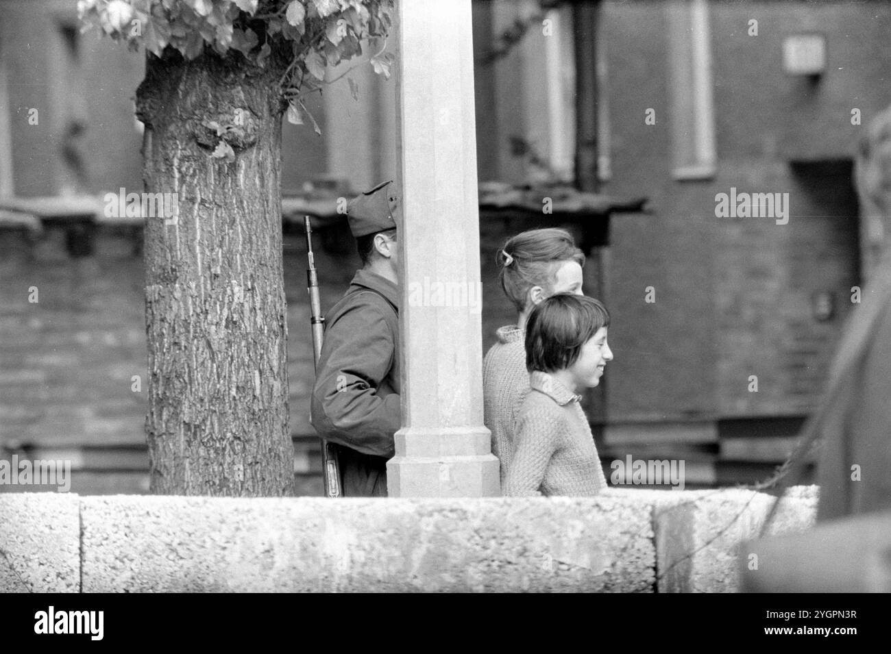 In der Nacht vom 12. Auf den 13. August 1961 erteilte Walter Ulbricht, Vorsitzender des DDR-Staatsrats, SED-Parteivorsitzender und Vorsitzender des Nationalen Verteidigungsrates der DDR, den Befehl, die Sektorgrenze in Berlin abzuschotten. Mit der Zustimmung der Sowjetunion und der Unterstützung der sowjetischen Truppen in der DDR wurde die letzte Schlupflöcher geschlossen, durch die die SED-Diktatur noch entkommen konnte. [Automatisierte Übersetzung] Stockfoto