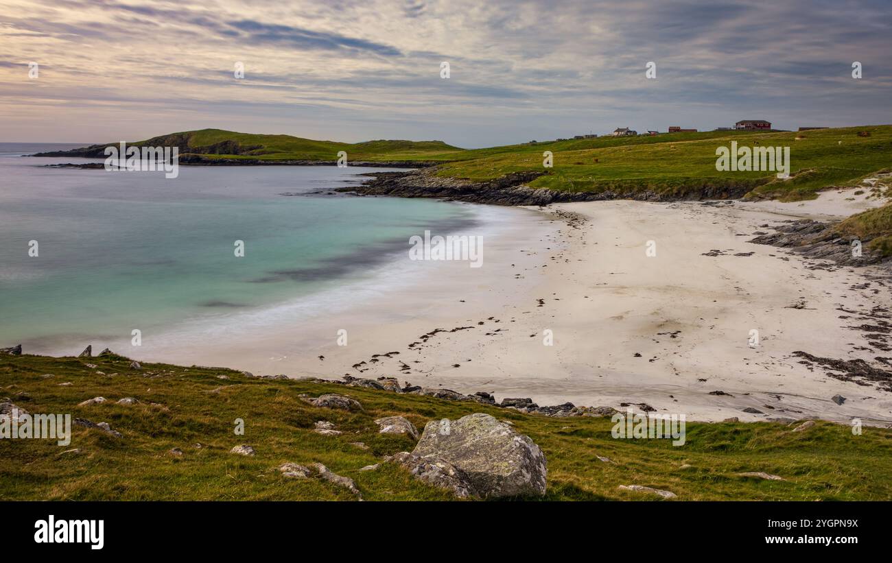 Der weiße Sand und das türkisfarbene Meer am Meal Beach auf den Shetland Islands. Stockfoto