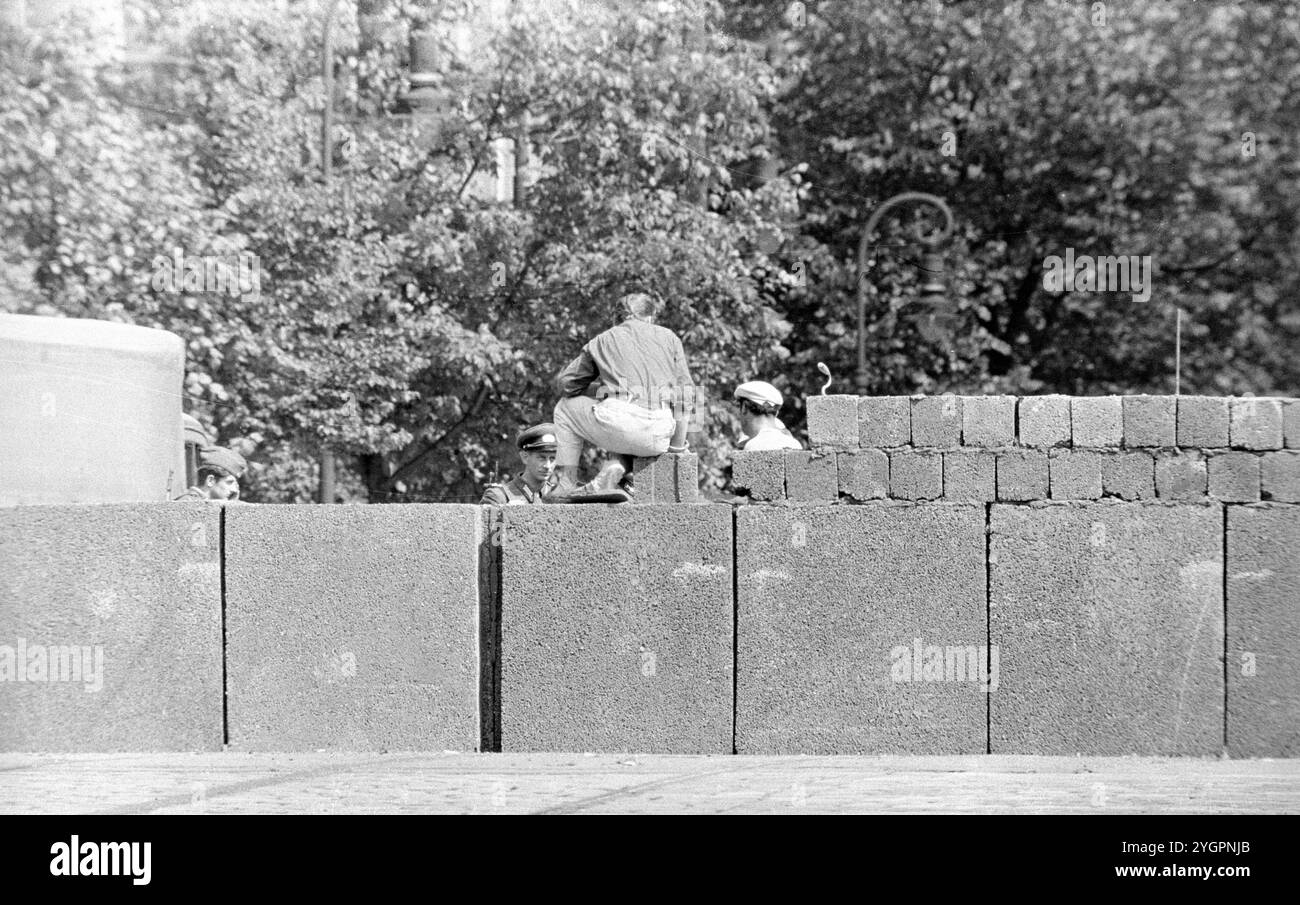 In der Nacht vom 12. Auf den 13. August 1961 erteilte Walter Ulbricht, Vorsitzender des DDR-Staatsrats, SED-Parteivorsitzender und Vorsitzender des Nationalen Verteidigungsrates der DDR, den Befehl, die Sektorgrenze in Berlin abzuschotten. Mit der Zustimmung der Sowjetunion und der Unterstützung der sowjetischen Truppen in der DDR wurde die letzte Schlupflöcher geschlossen, durch die die SED-Diktatur noch entkommen konnte. [Automatisierte Übersetzung] Stockfoto