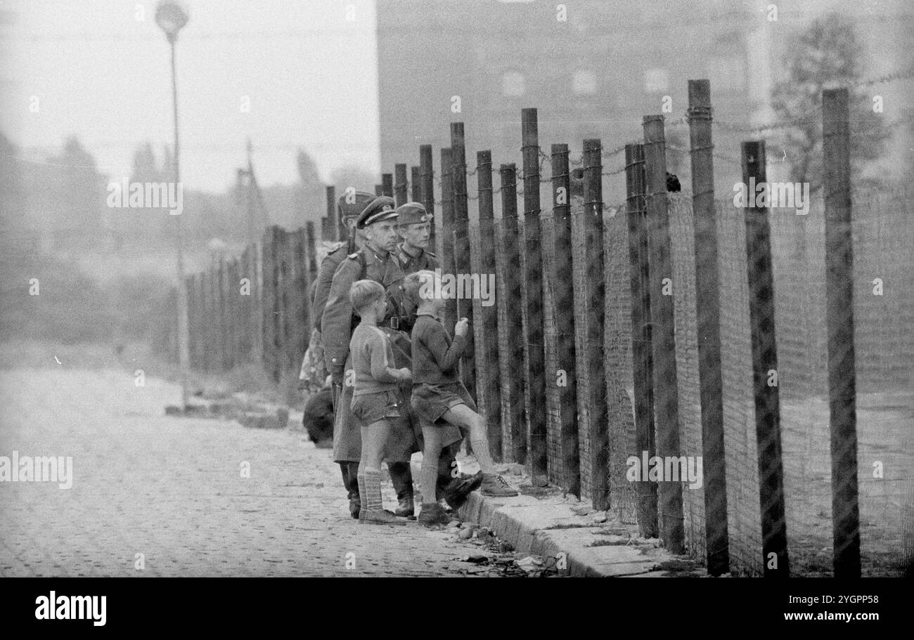 In der Nacht vom 12. Auf den 13. August 1961 erteilte Walter Ulbricht, Vorsitzender des DDR-Staatsrats, SED-Parteivorsitzender und Vorsitzender des Nationalen Verteidigungsrates der DDR, den Befehl, die Sektorgrenze in Berlin abzuschotten. Mit der Zustimmung der Sowjetunion und der Unterstützung der sowjetischen Truppen in der DDR wurde die letzte Schlupflöcher geschlossen, durch die die SED-Diktatur noch entkommen konnte. [Automatisierte Übersetzung] Stockfoto