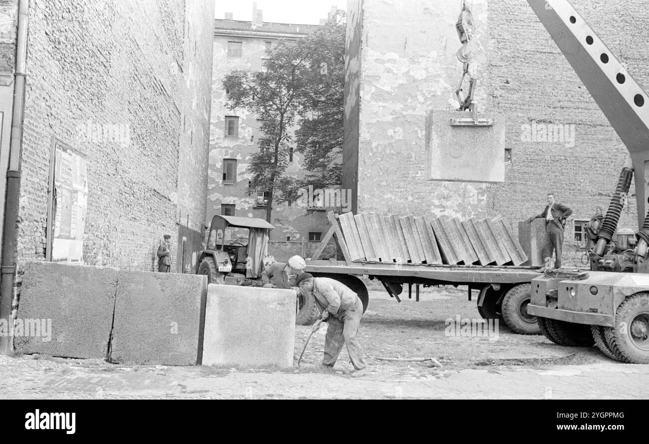 In der Nacht vom 12. Auf den 13. August 1961 erteilte Walter Ulbricht, Vorsitzender des DDR-Staatsrats, SED-Parteivorsitzender und Vorsitzender des Nationalen Verteidigungsrates der DDR, den Befehl, die Sektorgrenze in Berlin abzuschotten. Mit der Zustimmung der Sowjetunion und der Unterstützung der sowjetischen Truppen in der DDR wurde die letzte Schlupflöcher geschlossen, durch die die SED-Diktatur noch entkommen konnte. [Automatisierte Übersetzung] Stockfoto