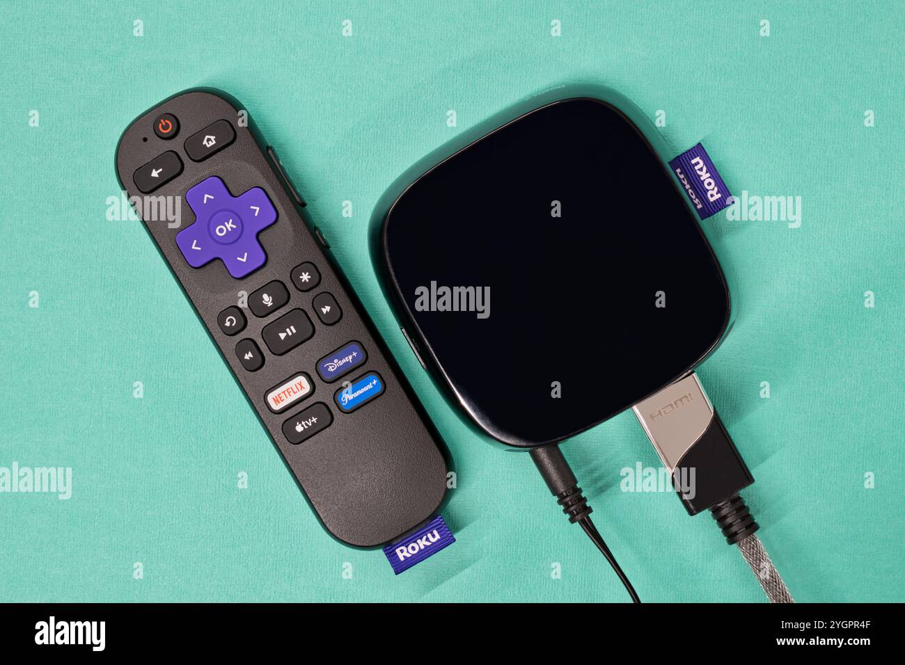 Houston, Texas USA 05-01-2024: Roku Streaming Media Player Fernbedienung blauer Hintergrund. Stockfoto