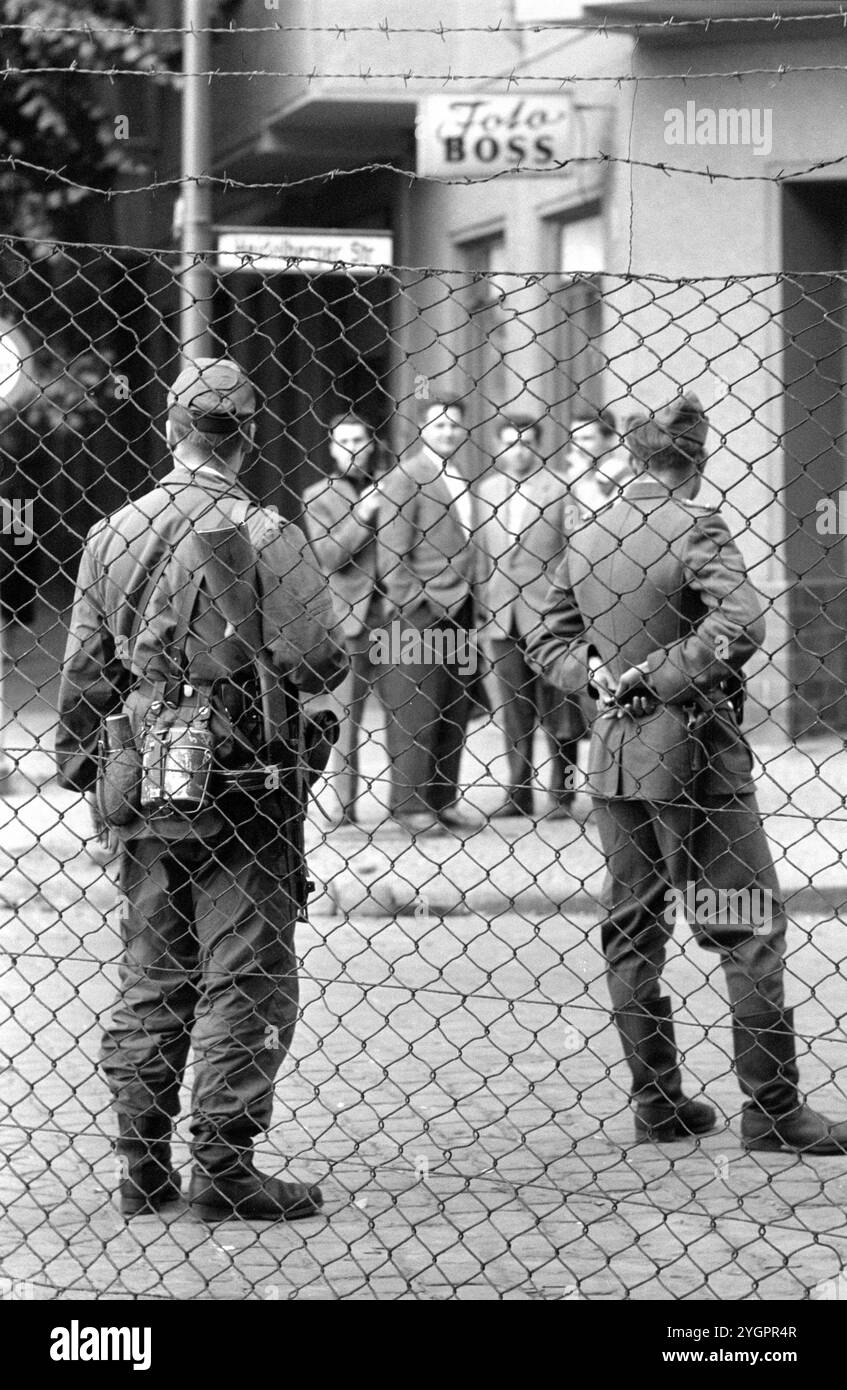 In der Nacht vom 12. Auf den 13. August 1961 erteilte Walter Ulbricht, Vorsitzender des DDR-Staatsrats, SED-Parteivorsitzender und Vorsitzender des Nationalen Verteidigungsrates der DDR, den Befehl, die Sektorgrenze in Berlin abzuschotten. Mit der Zustimmung der Sowjetunion und der Unterstützung der sowjetischen Truppen in der DDR wurde die letzte Schlupflöcher geschlossen, durch die die SED-Diktatur noch entkommen konnte. [Automatisierte Übersetzung] Stockfoto