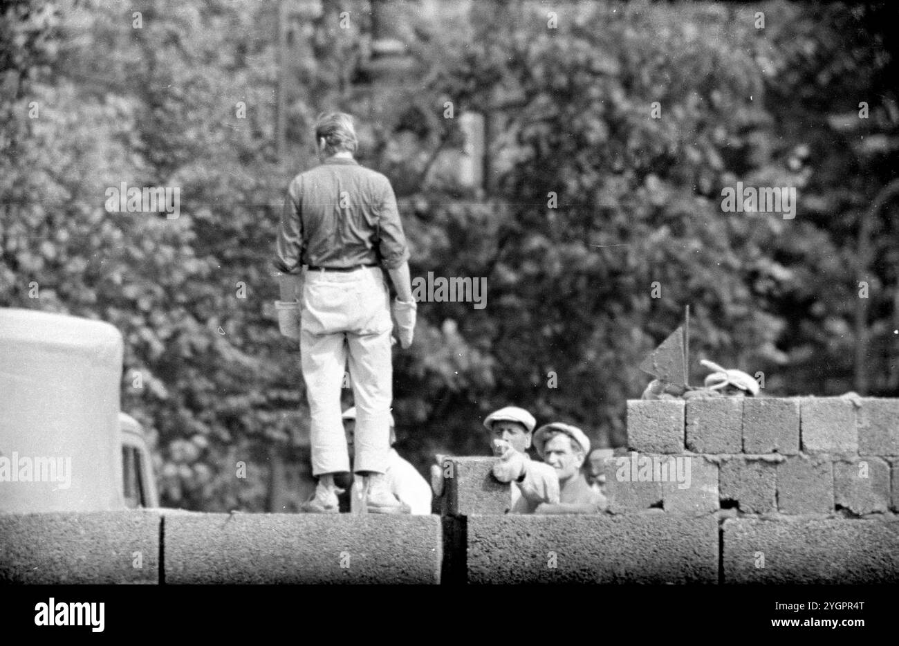 In der Nacht vom 12. Auf den 13. August 1961 erteilte Walter Ulbricht, Vorsitzender des DDR-Staatsrats, SED-Parteivorsitzender und Vorsitzender des Nationalen Verteidigungsrates der DDR, den Befehl, die Sektorgrenze in Berlin abzuschotten. Mit der Zustimmung der Sowjetunion und der Unterstützung der sowjetischen Truppen in der DDR wurde die letzte Schlupflöcher geschlossen, durch die die SED-Diktatur noch entkommen konnte. [Automatisierte Übersetzung] Stockfoto